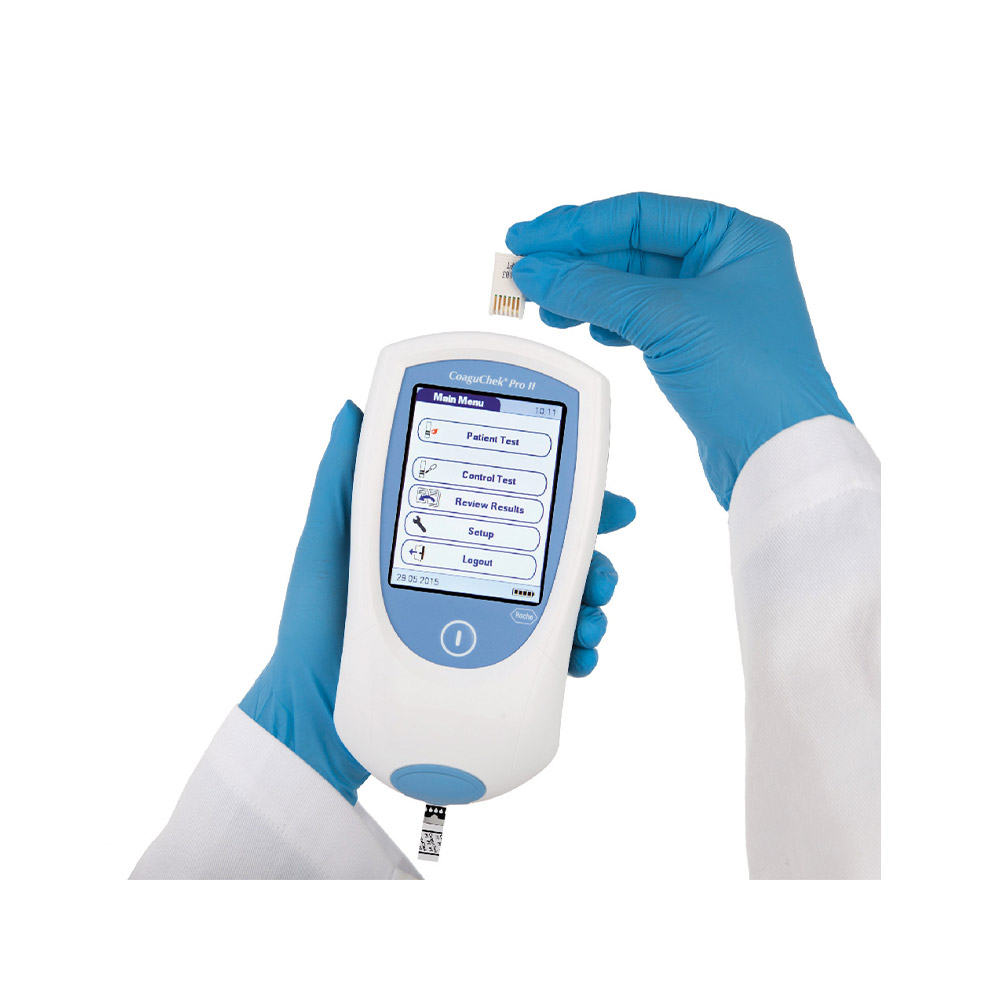 Zu jeder Teststreifen-Dose wird ein passender Code-Chip geliefert CoaguChek Pro II System