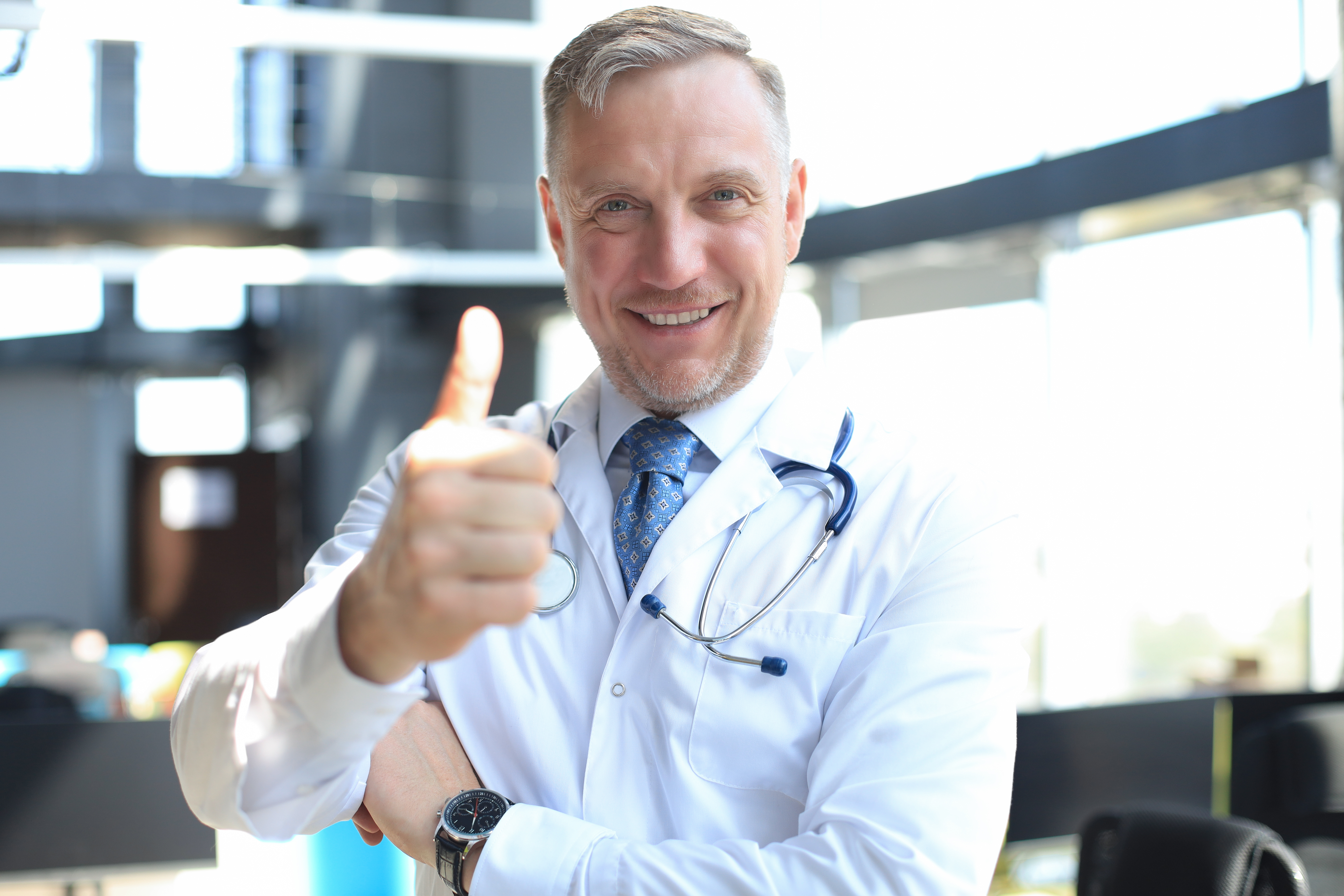 Arzt mit Stethoskop als Symbol für Beratung und Service bei med4rent