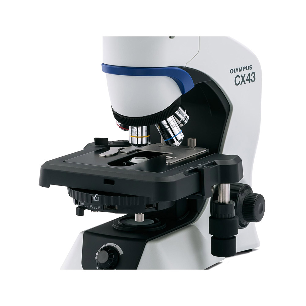 Verfügt über ein integriertes 7-Positions-Karussell mit Phasenblenden, Dunkelfeldscheibe und Fluoreszenzverschluss Olympus CX43 Fluoreszenz-Mikroskop